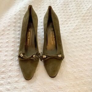 Bruno Magli Heels NEW Never Worn Suede Olive Green Vintage 7 1/2 AA